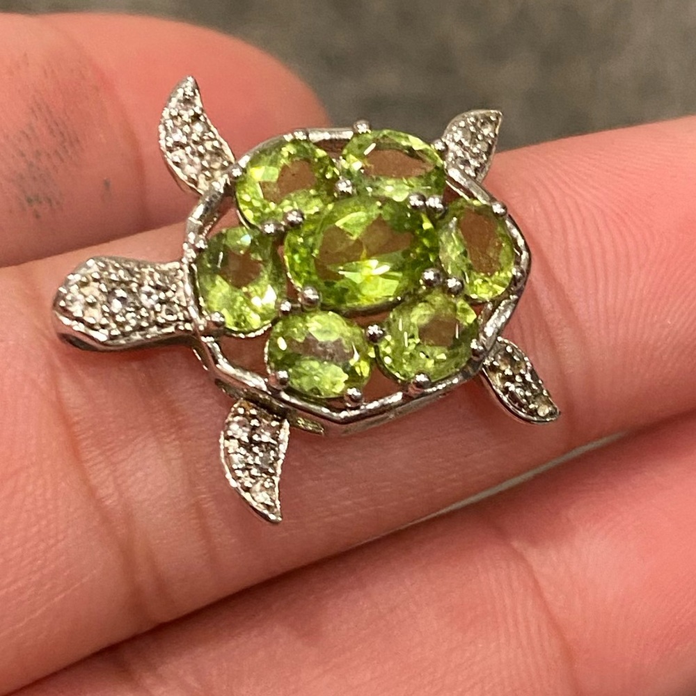 Green Gemstone Turtle Pedant - Picture 3 of 3